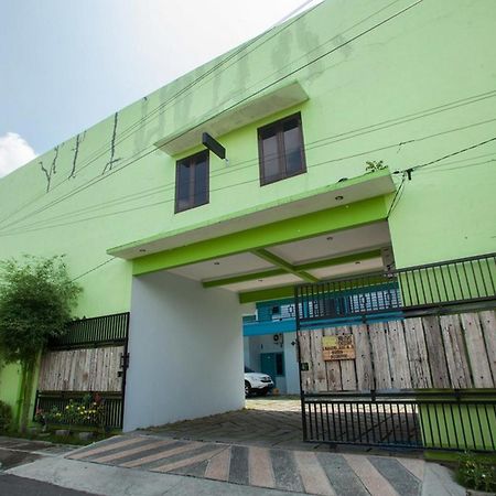 Reddoorz Syariah At Kartohardjo Madiun Otel Dış mekan fotoğraf